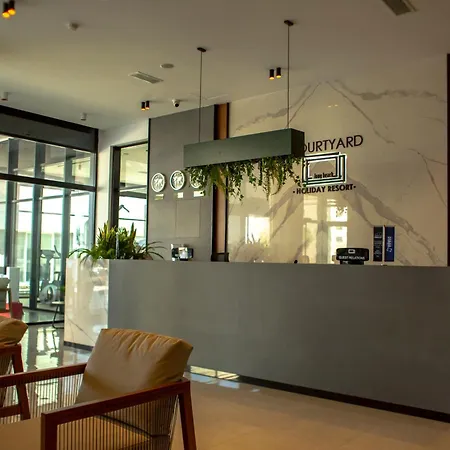 Courtyard Apartment *
